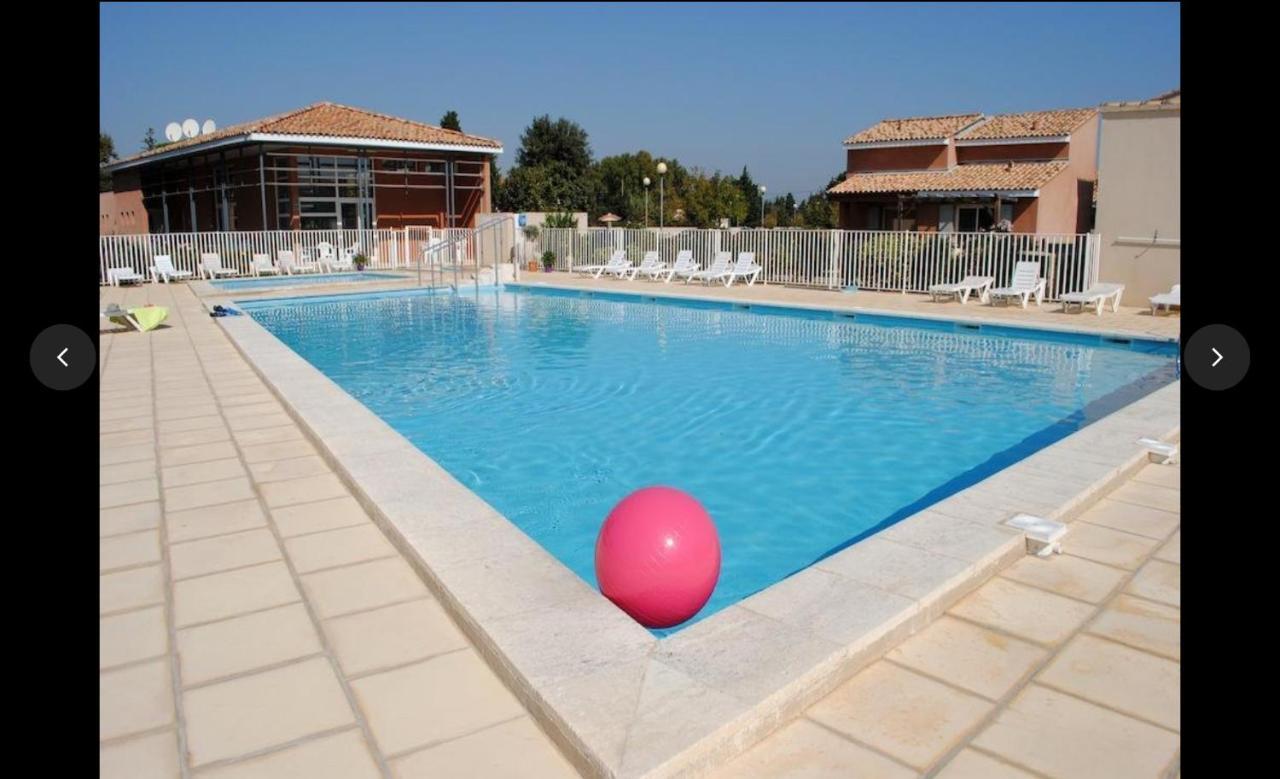 Maison Plain Pied Avec Climatisation Dans Une Residence Privee Avec Piscine Saint-Saturnin-lès-Avignon Exterior foto